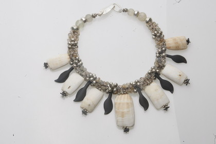 Collier Pâtes de verre translucide, Coquillages anciens du Mali, éléments en onyx mat, grelots Afghans - Anne-Cécile Mesplet